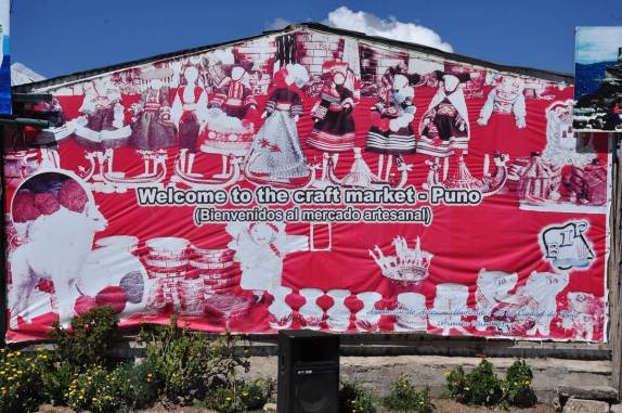 Mecado de artesanato no porto de Puno, no Peru